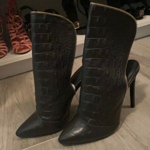 Never worn Jennifer le croc embossed booties